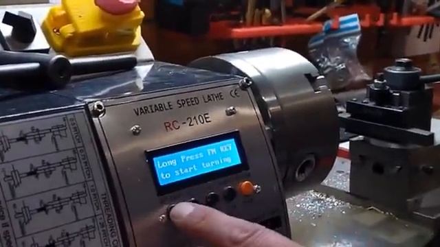 Электронная гитара WM210V, клиент пробует точить первую резьбу смотреть онлайн