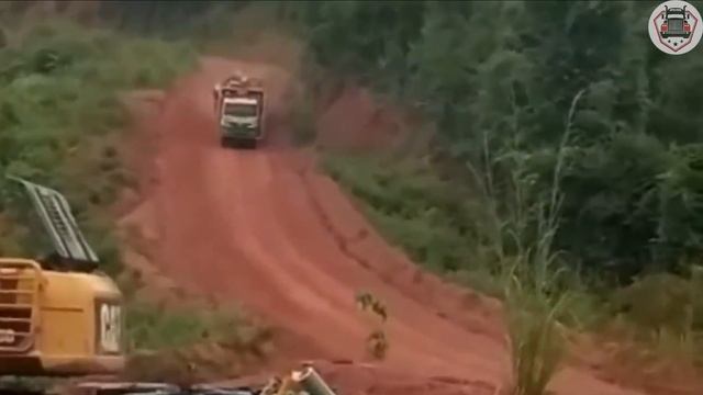Crazy IDIOT Logging Truck Driver Fail Compilation - Insane Big Truck Gone Wrong смотреть онлайн