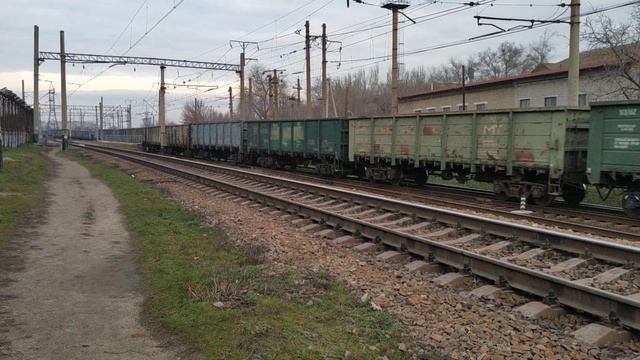 ВЛ8 - 905 с грузовым составом + приветливый машинист смотреть онлайн