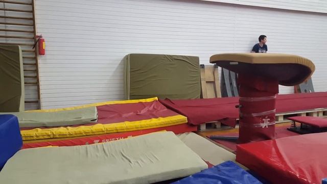 Сальто вперёд. Тренировка по уроку от "Школа Акробатики". смотреть онлайн