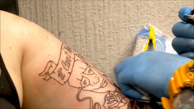 Getting A Tattoo - Tattoo Girl Live! смотреть онлайн