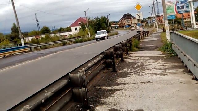 Идём по мосту который разрушила р.Тиса в Закарпатье смотреть онлайн