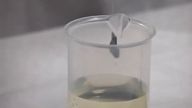 Растворение стекла в плавиковой кислоте / Dissolution of glass in hydrofluoric acid смотреть онлайн