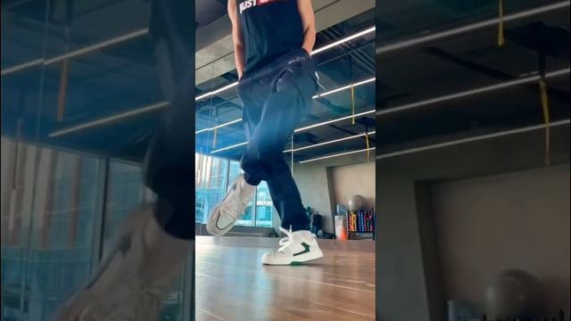 5УТРА - Давай сбежим - Танец (@vova_legend) смотреть онлайн