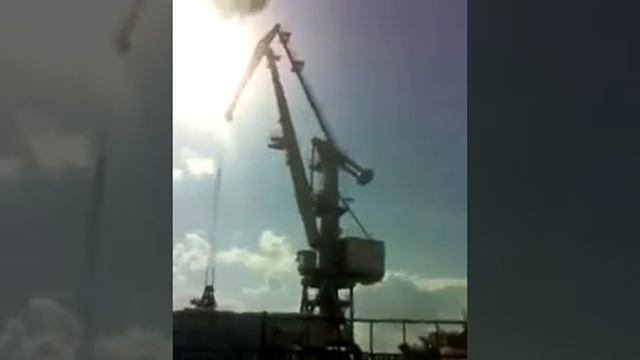 Портальный кран. Погрузка металлолома на баржу. смотреть онлайн