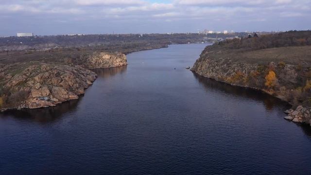 Осенний остров Байда и русло Старого Днепра с высоты смотреть онлайн
