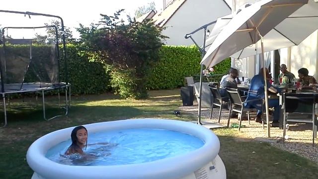 Ma Nièce Clhoe avais très chaud смотреть онлайн