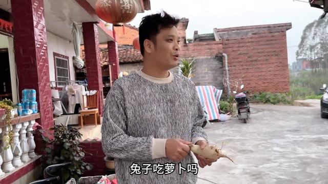 强子送红薯粉去给二堂哥，回来还煮红烧大鲤鱼，隔着屏幕都觉得香【九龙强子】 смотреть онлайн