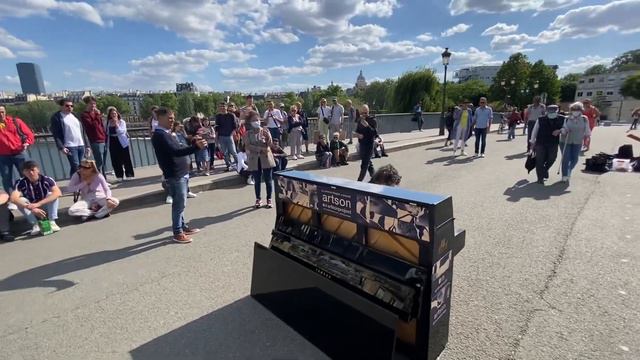When 8 years-old Uzay Kurtaran plays “Fazıl Say’s Black Earth” on the public piano in Paris смотреть онлайн