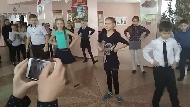Новогодний танец в школе, 5 класс. смотреть онлайн