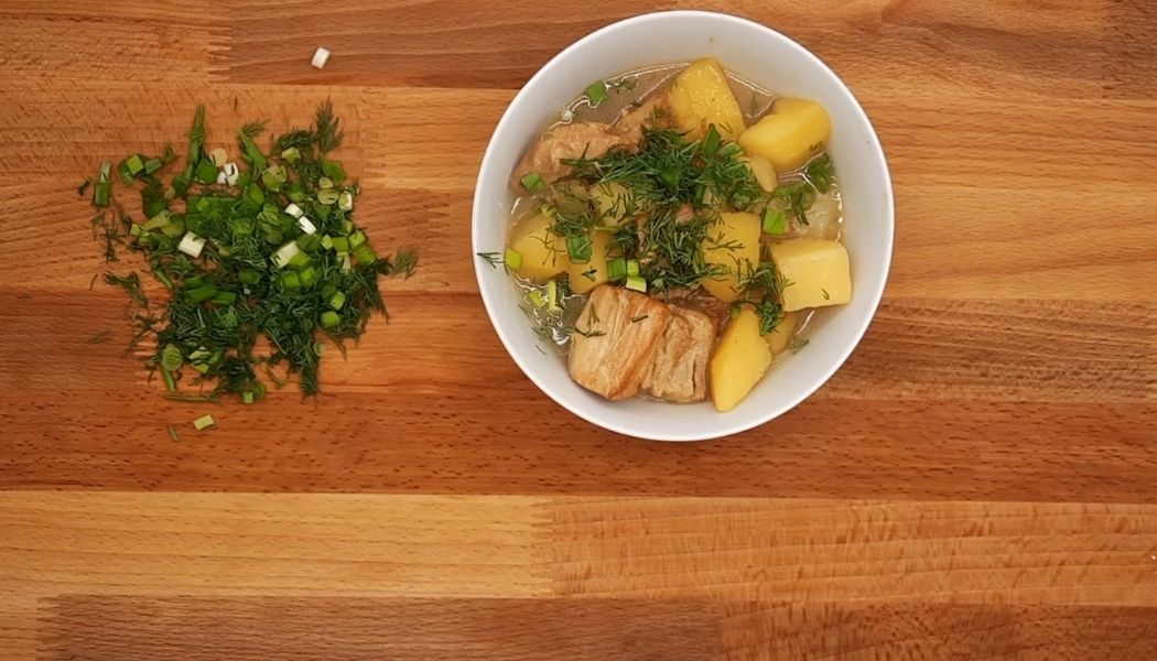 Мясо с картошкой по домашнему. Вкусное мясное блюдо.