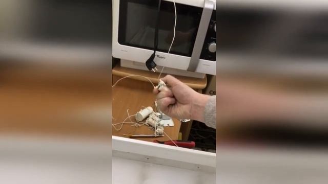 Самый дешевый и быстрый способ переделки светильника дневного света под светодиодную лампу смотреть онлайн