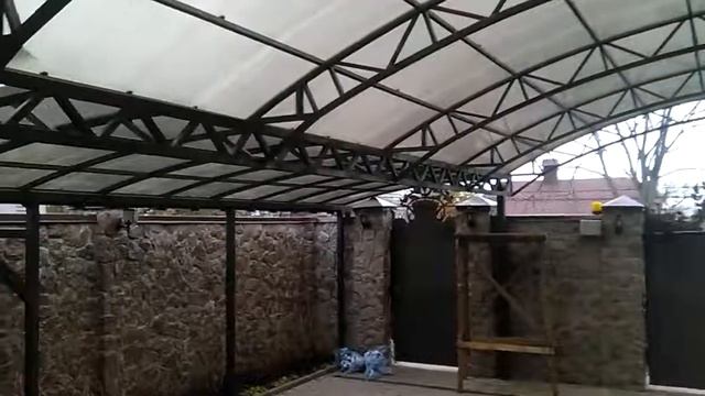 Навес с накрытием из поликарбоната