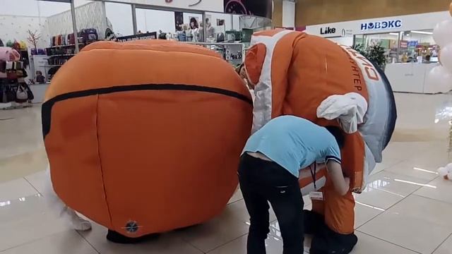 "Парашютисты" в Рубцовске (ростовые куклы на открытии магазина Ситилинк) смотреть онлайн