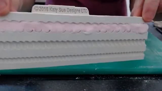 Making a border for your cake using a silicone mould смотреть онлайн