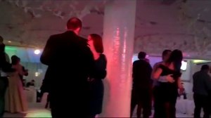 В шумном зале ресторана, средь веселья и обмана...