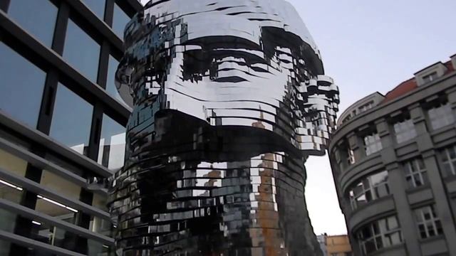 Прогулки по Праге. Скульптура Голова Кафки в исполнении Давида Черного. смотреть онлайн