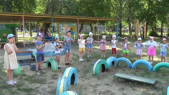 Танец «А рыбы в море плавают вот так!» смотреть онлайн