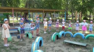 Танец «А рыбы в море плавают вот так!»