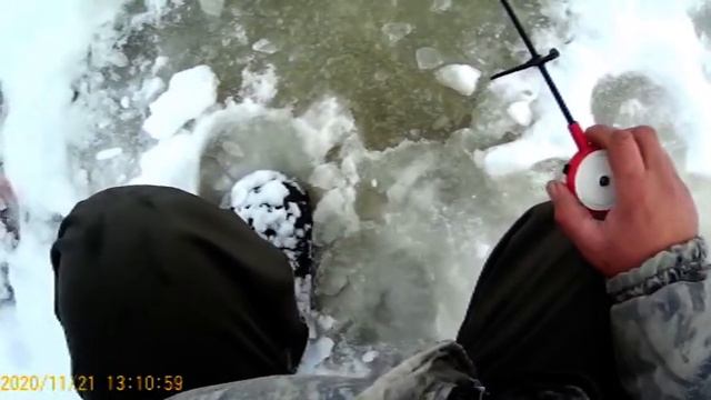 Рыбалка по первому льду на озере. смотреть онлайн