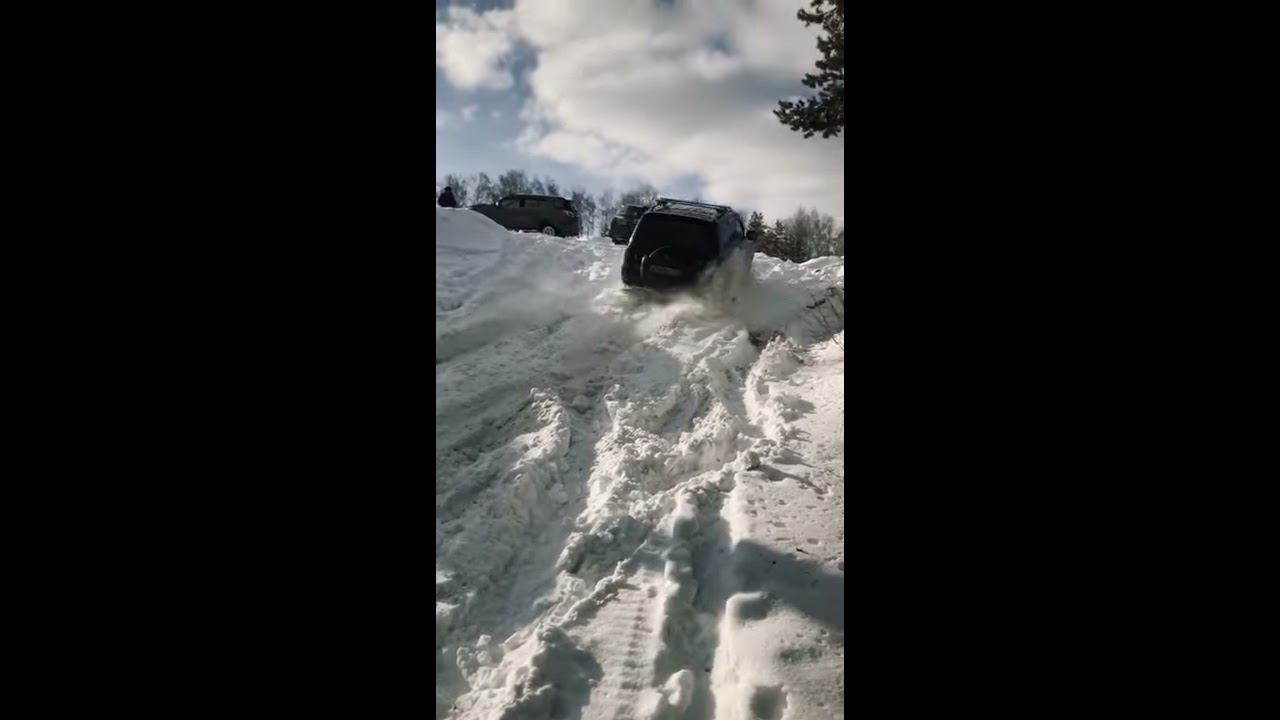 Заезд в снежную горку Mitsubishi Pajero IV. Скользкий подъем в снежную горку.