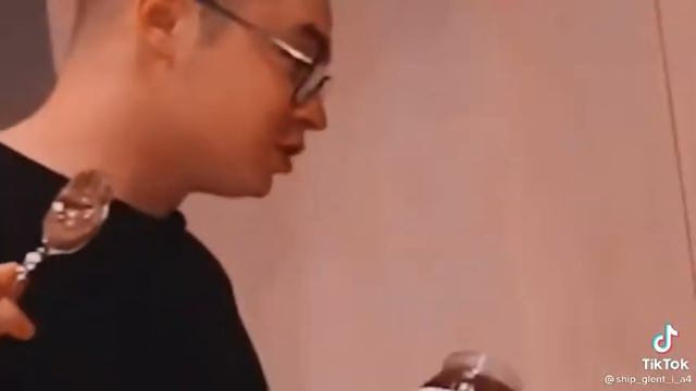 а почему с глентом сел? 🤔 смотреть онлайн