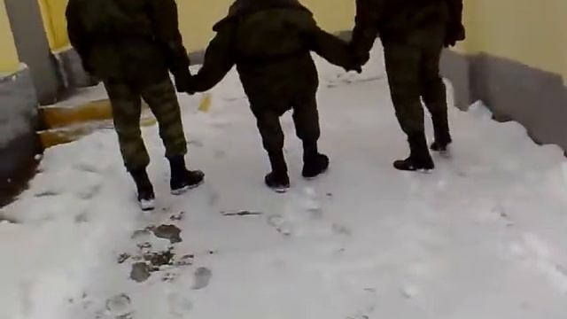Армейские приколы прогулка карлика смотреть онлайн