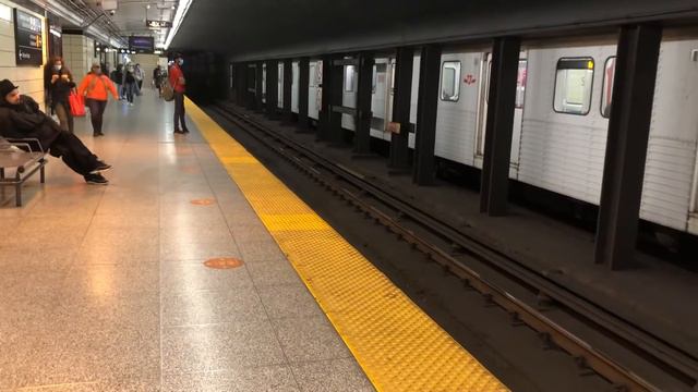 ttc streetcar and subway ride from oakwood ave to royal york station смотреть онлайн