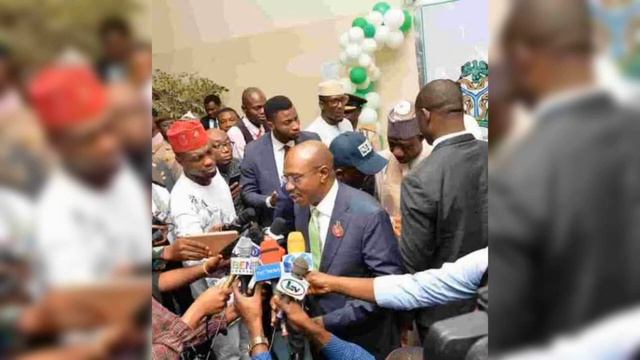 NIGERIANS IN PAINS OVER OLD NAIRA NOTES DEADLINE - HUNGER EVERYWHERE ? CBN EXTENDS DEADLINE смотреть онлайн