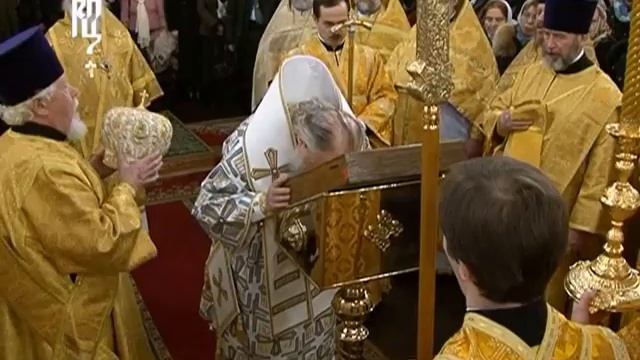 Патриарх совершил литургию в Успенском соборе Кремля смотреть онлайн