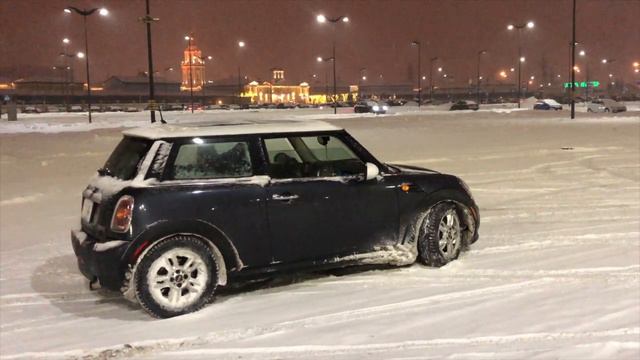 ШАШКИ НА MINI COOPER ПО ТРАССЕ. ДАЕМ УГЛА НА ПАРКОВКЕ. ЗАЦЕПИЛИСЬ С M5. смотреть онлайн