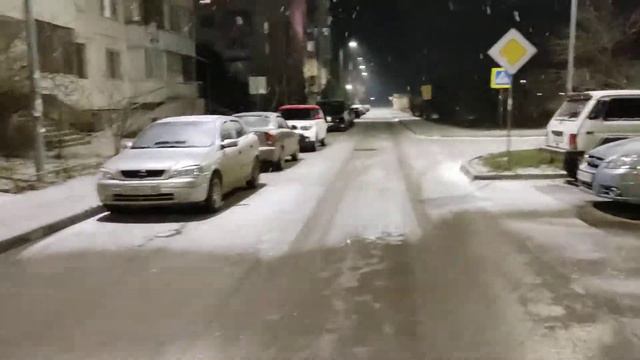 СНЕГ КРУЖИТСЯ ЛЕТАЕТ ЛЕТАЕТ НЕЖНО ПОД НОГИ ЛОЖИТЬСЯ ВСЕ КРУГОМ ЗАМЕРЗАЕТ ЕВПАТОРИЯ 2022 г смотреть онлайн