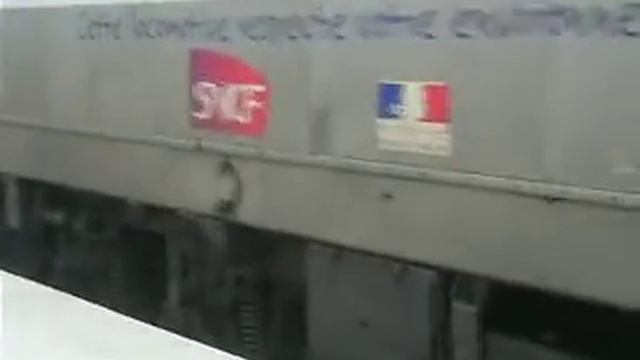 petite vue de la gare de troyes avec une: bb 75400, une bourreuse et une cc72100. смотреть онлайн