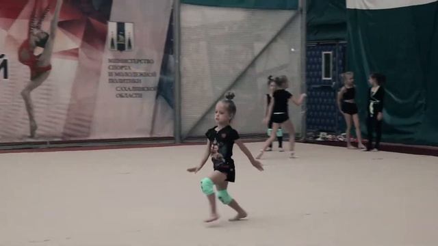 Гимнастки готовятся к выступлению на праздничном шоу "История по новым правилам" смотреть онлайн