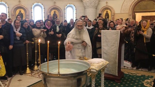 18.01.2019. Отец Илий проводит Великий Чин Освещения воды на Патриаршем Подворье в Переделкине. смотреть онлайн