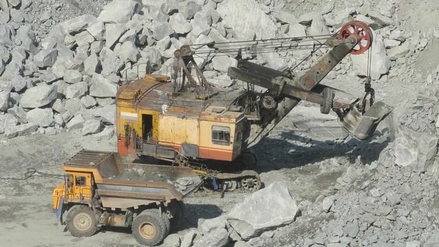 Самосвал проверенный временем - БелАЗ 7547 в карьере смотреть онлайн