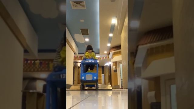 Малыш в 2 года доит корову смотреть онлайн