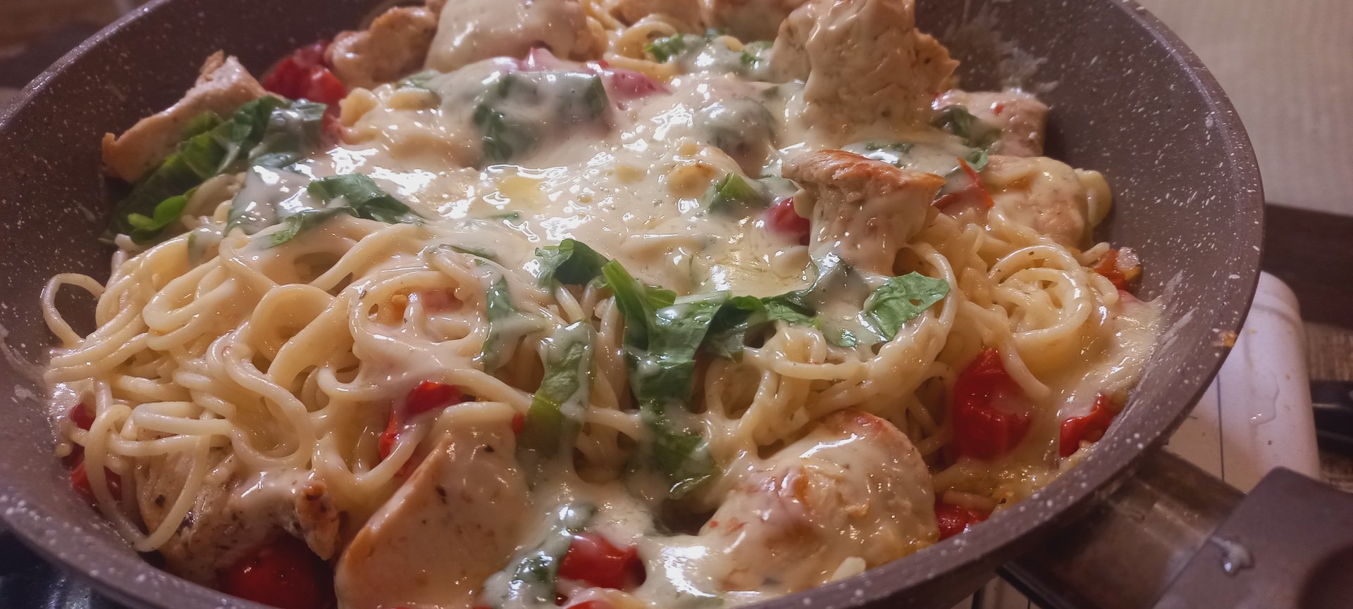 Спагетти с помидорами и шпинатом. Шикарное блюдо на каждый день!