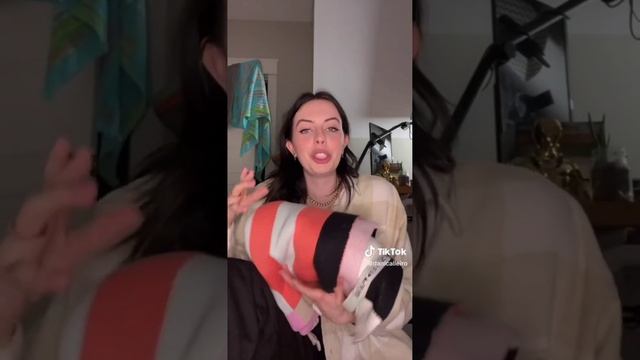 Dani Calleiro Cimorelli's Christmas Haul From Emmyn: Billie Eilish Perfume, Alo Yoga, Nike, Convers смотреть онлайн