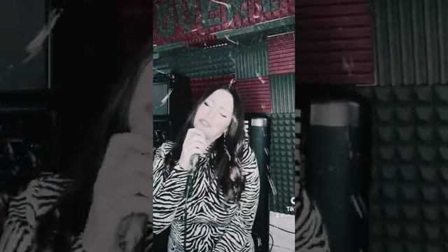 Шикарный #cover #целовать другого /женская версия смотреть онлайн