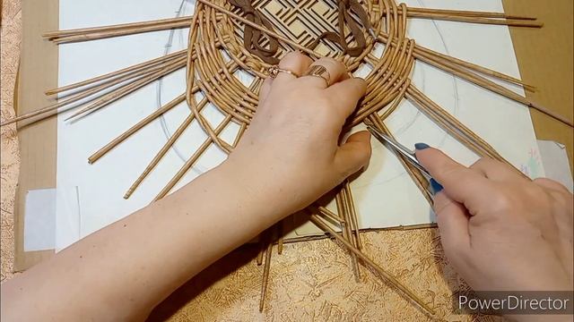 Оригинальная сумочка из бумажных трубочек и фанерной заготовки смотреть онлайн