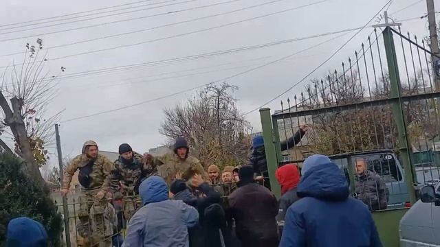 В Черкассах люди в военной форме штурмуют монастырь УПЦ.
