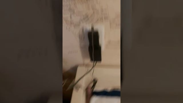 да, у меня розетка возле кровати, и что? смотреть онлайн