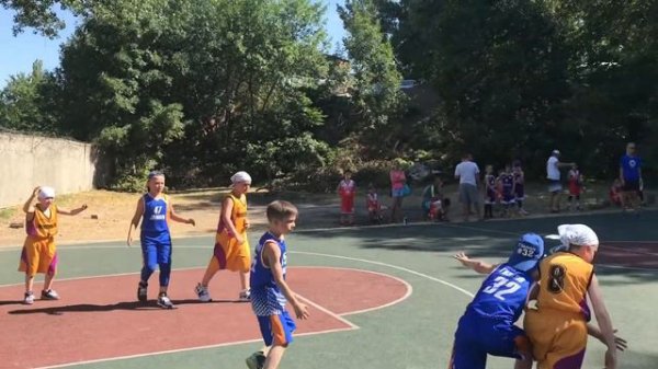 Дети играют в баскетбол