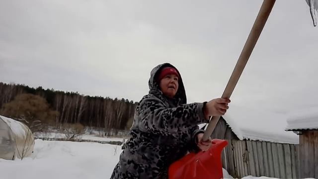 ПОЧИСТИЛИ СТОК ОТ ЛЬДА,ЧУТЬ НЕ РАЗВАЛИЛСЯ. смотреть онлайн