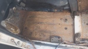 Обработника днища автомобиля внутри салона! удаляем ржавчину наносим пушсало