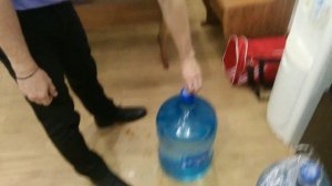 Как правильно поменять бутыль на кулере