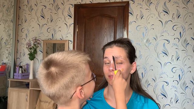 Мой сын делает мне макияж. Макияж глазами ребенка смотреть онлайн