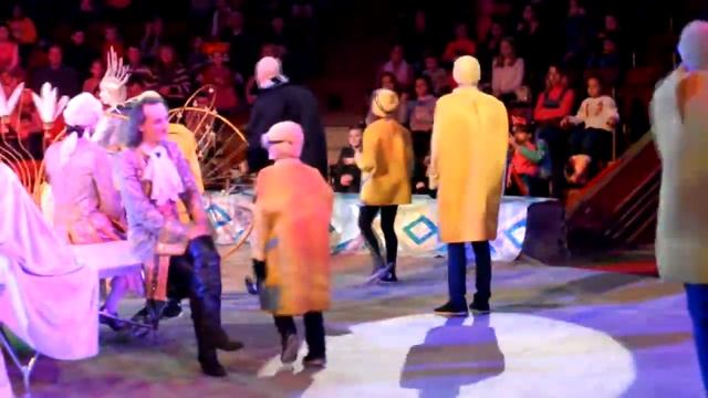 Миньоны в цирке. Клоуны в костюмах Миньонов смотреть онлайн