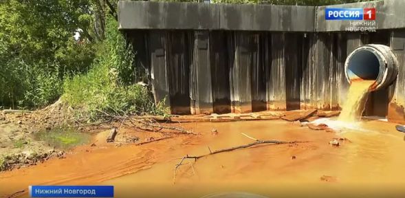 Неприятно пахнущая рыжая вода загрязняет водоемы в Нижнем Новгороде